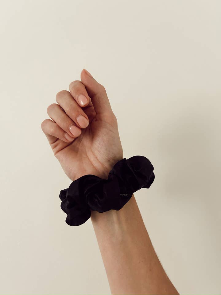 Scrunchie in seta nera per la vendita all'ingrosso da parte di Butter Beauty