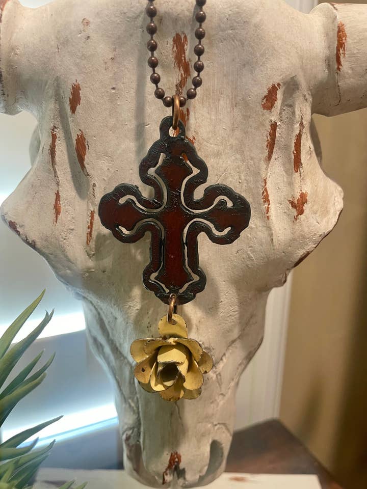 Collier croix rustique avec fleur en métal peint pour la vente par The Rustic Barn