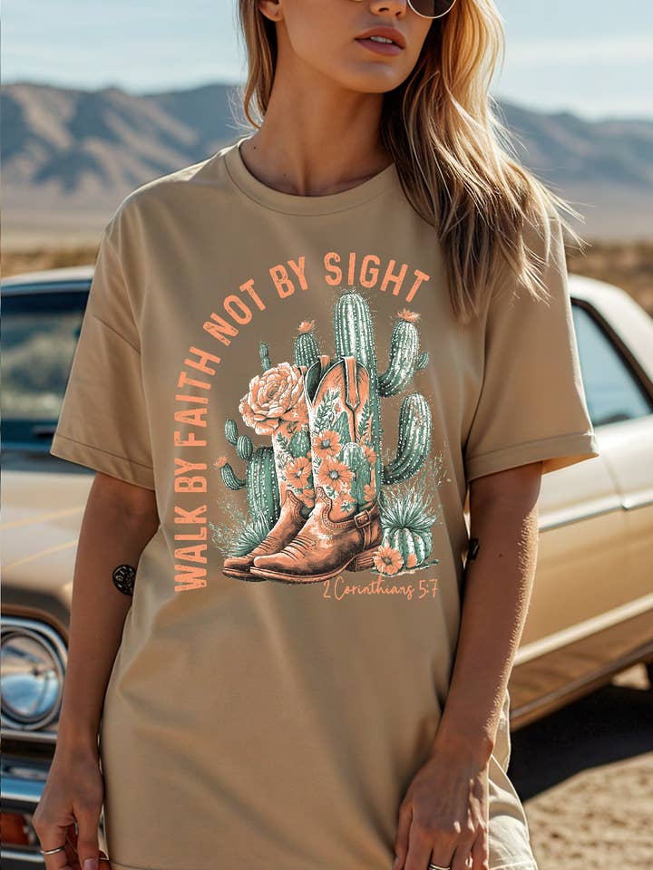 Haut à manches courtes imprimé graphique bottes désert pour femmes BT2529-T pour la vente par BouTeeQue Closet