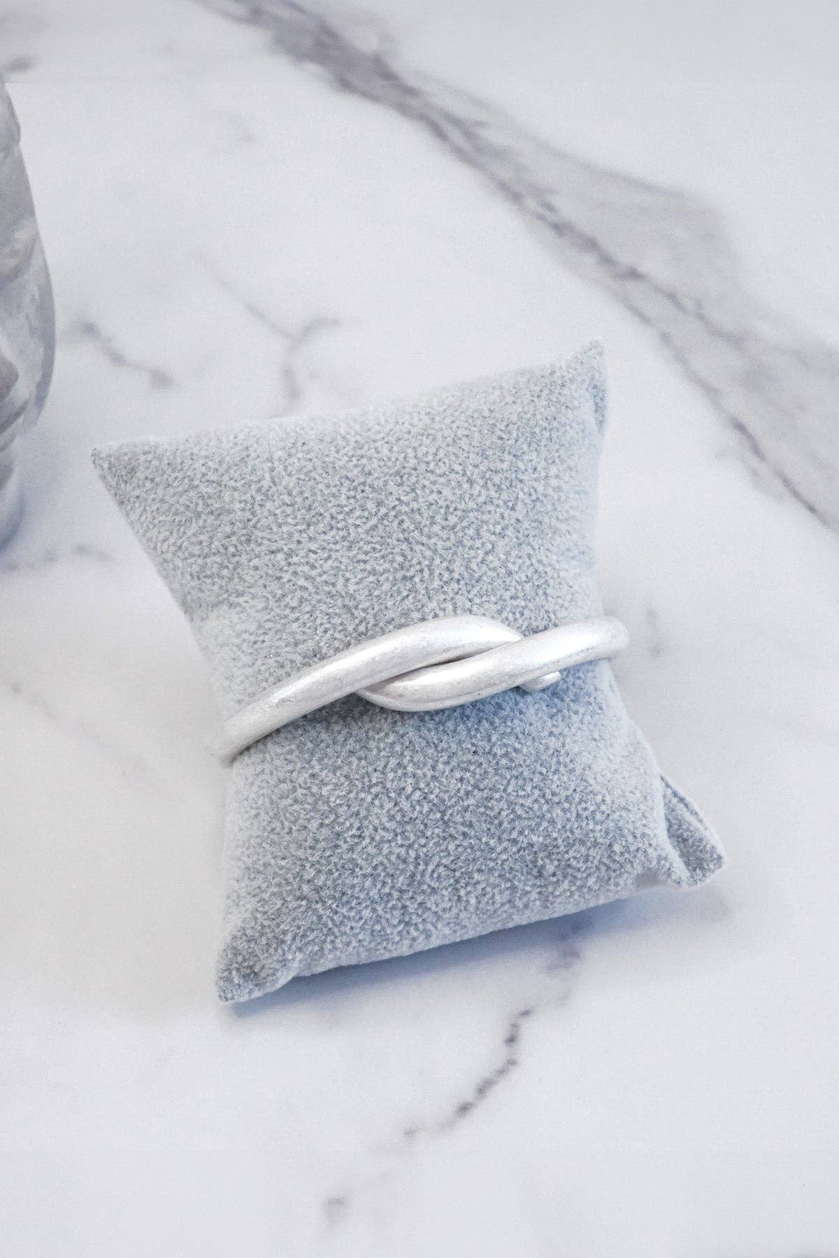 PennyLine inc - Vente Bracelet manchette - Bracelet jonc intemporel en forme de cravate, ton argenté avec charnière.2