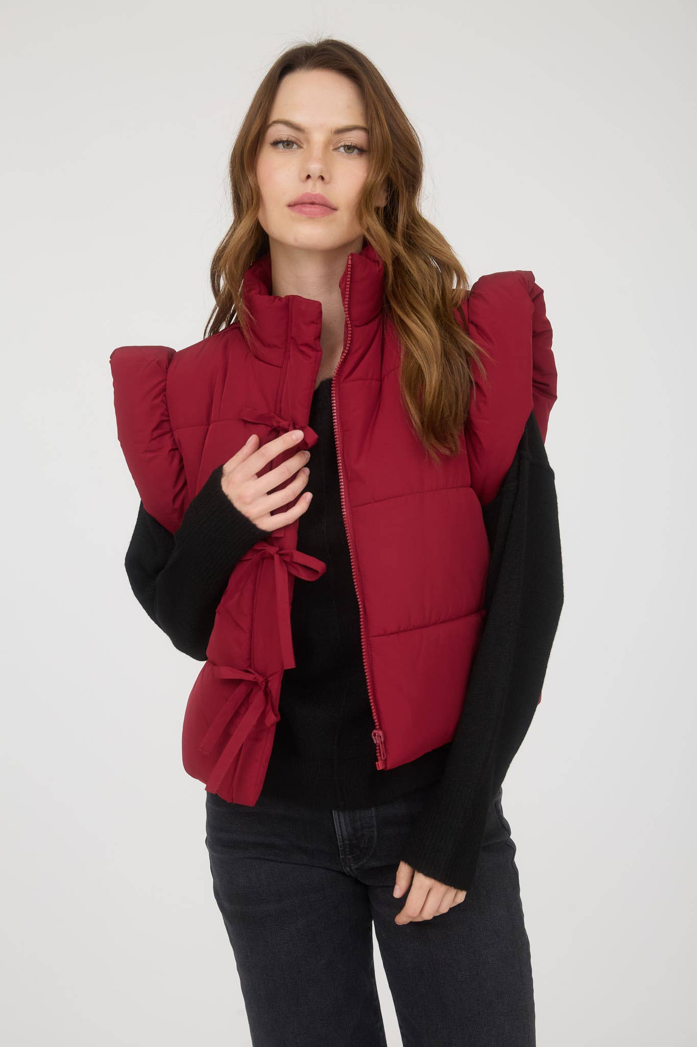 MINE - Vente Veste sans manches – femme - GILET MATELASSÉ À FERMETURE ÉCLAIR AVEC DÉTAIL NŒUD ET MANCHES VOLANTES0
