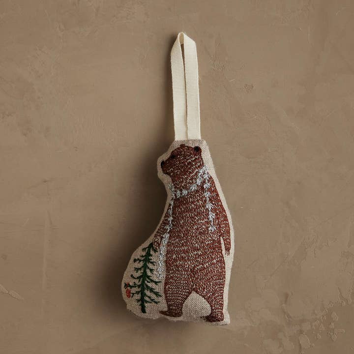 Orso con ornamento a orpello per la vendita all'ingrosso da parte di Coral & Tusk