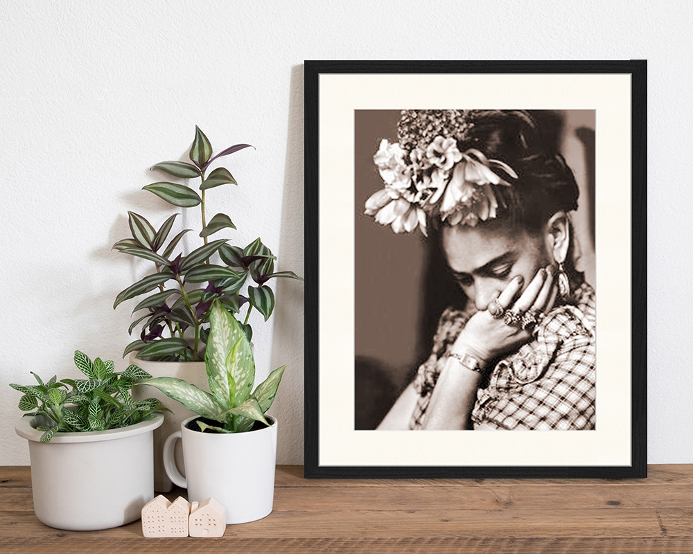Nero Stampa artistica con immagine di Frida Kahlo con cornice in vendita all'ingrosso su Faire6
