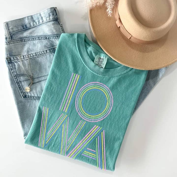 T-shirt Iowa Retro Distressed Lines per la vendita all'ingrosso da parte di Farmtown Printing Company