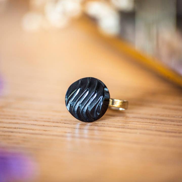 Petite bague bouton Simone pour la vente par Assuna