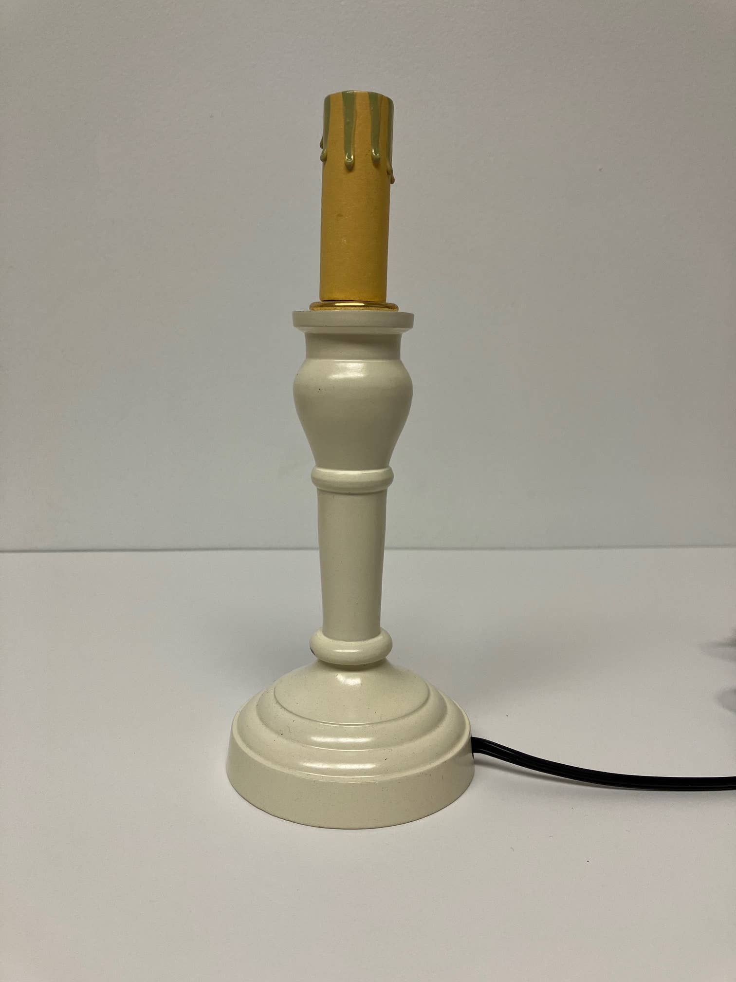 Home Collections by Raghu – wholesale Accent-/skrivbordslampa – Wellington Spindel Metal Accent Lampa2