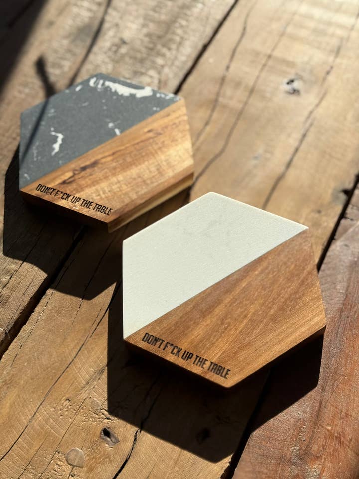 Verkack den Tisch nicht - Untersetzer aus Marmor und Akazienholz für den Großhandel von Jus Sayin'