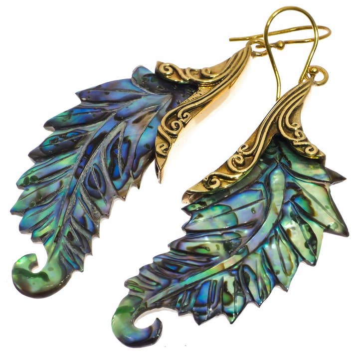 brincos de filigrana em latão com folha esculpida à mão em concha de paua abalone requintada, 5,7 cm por atacado de FifiRose