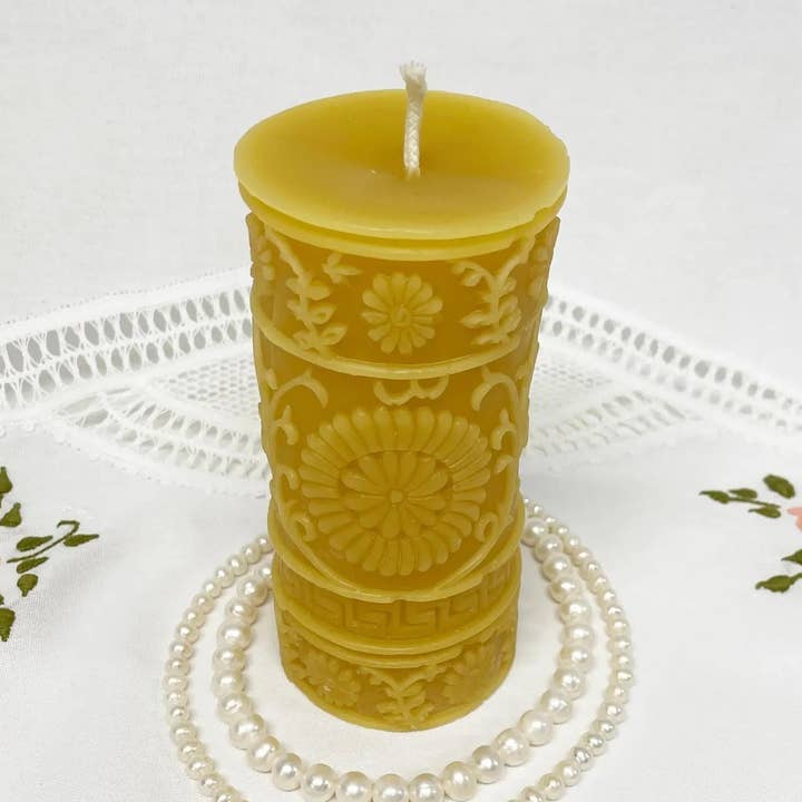 Blommig fransk lantlig pelarljus av bivax för wholesale av Bees Light Candles