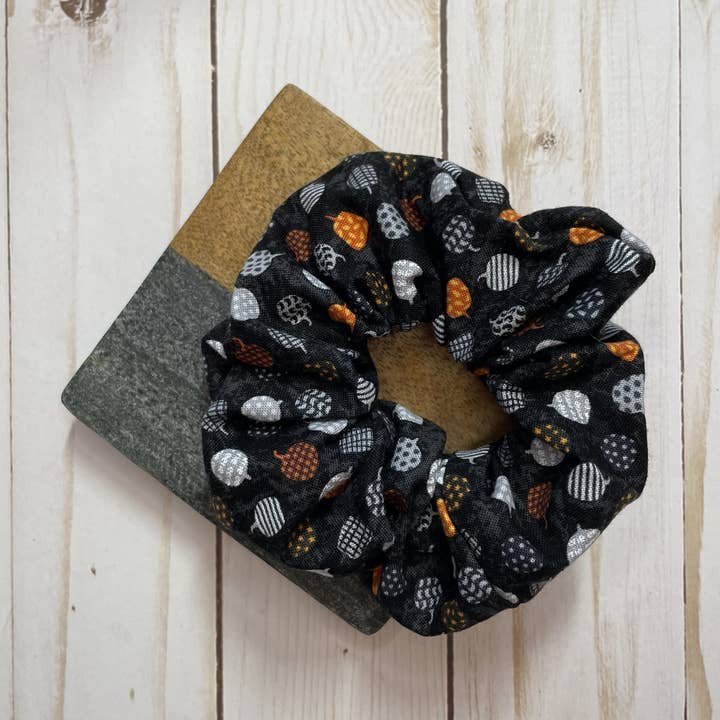 Sort med flerfarvede græskar Halloween håndlavet scrunchie for engroshandel hos QuietJoy