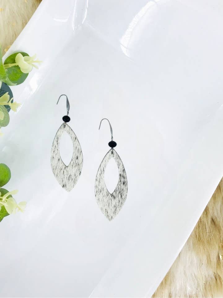 Boucles d'oreilles en cuir avec cheveux - E19-1619 pour la vente par Magnolia & Peach Jewelry Boutique, LLC