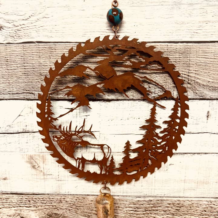 Universal Ironworks USA - Vente Cloches - Lame de scie avec scène de wapiti Rustic Lodge Montana Bell Chime1