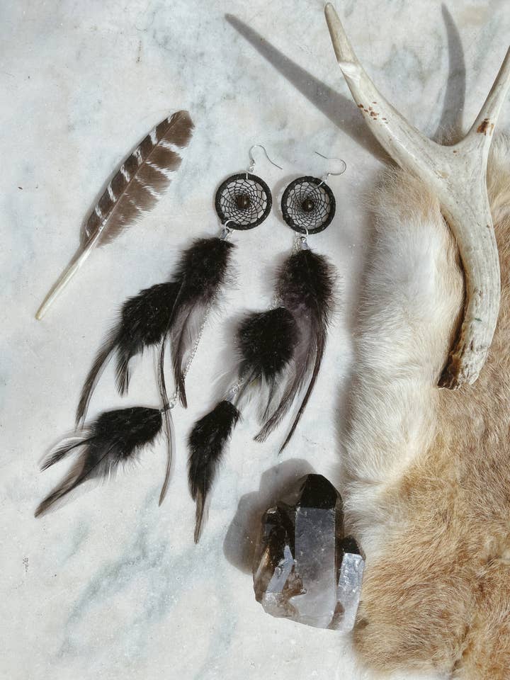 Boucles d'oreilles Smokey Angel Dreamcatcher pour la vente par Lutis Flower Creations