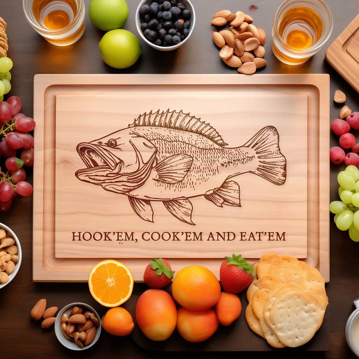Hook Em Cook Em Fish Indgraveret Skærebræt – Fiskegave for engroshandel hos Southern Farm Signs