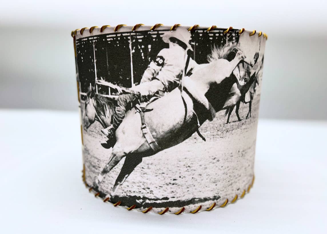 Red Dirt Ranch Clothing Company – wholesale Lampskärm – Lampskärm Legend Bronc Rider Chris LeDoux Stor 14-tum2