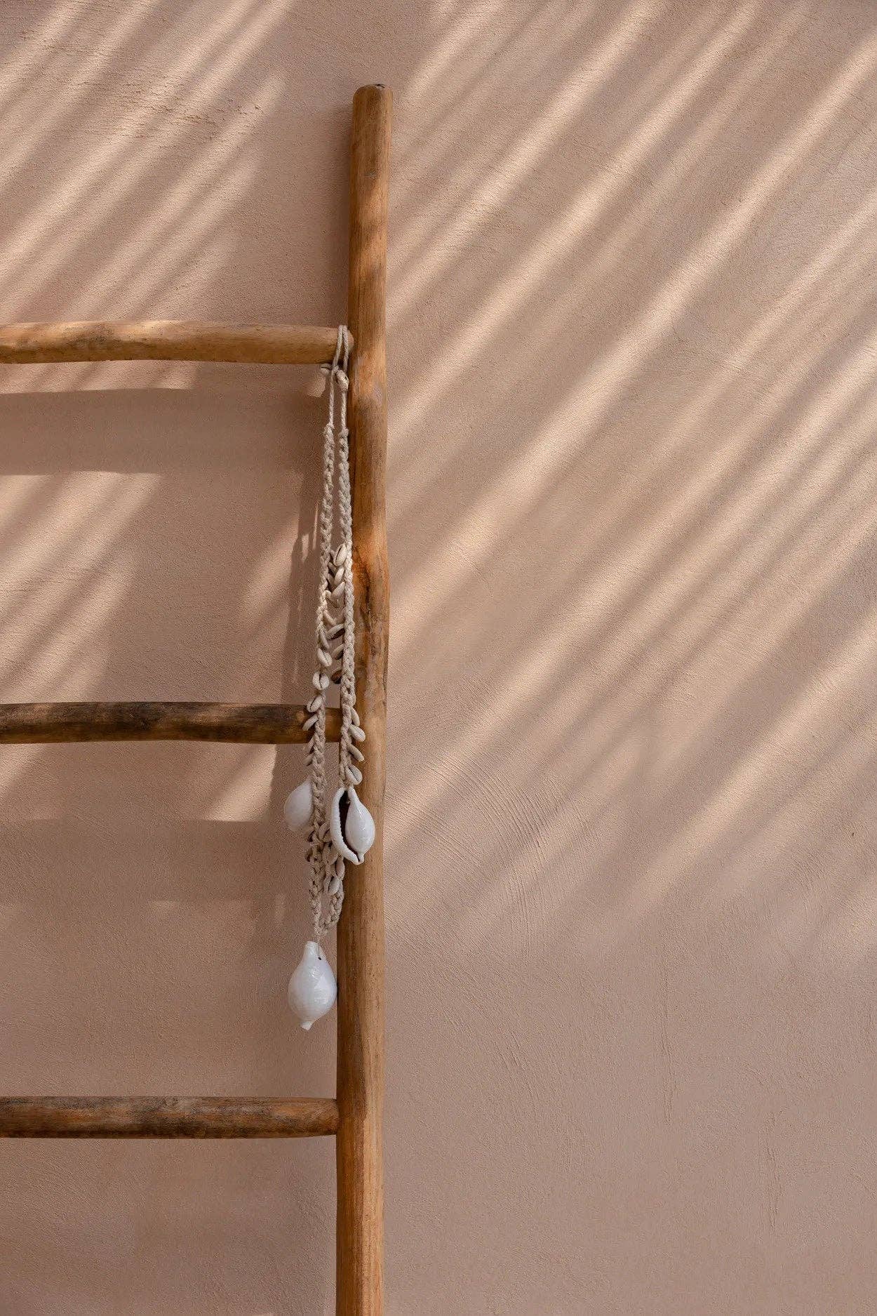 Bazar Bizar Living - Wholesale Bib Necklace - The Big White Cowrie Shell Necklace2