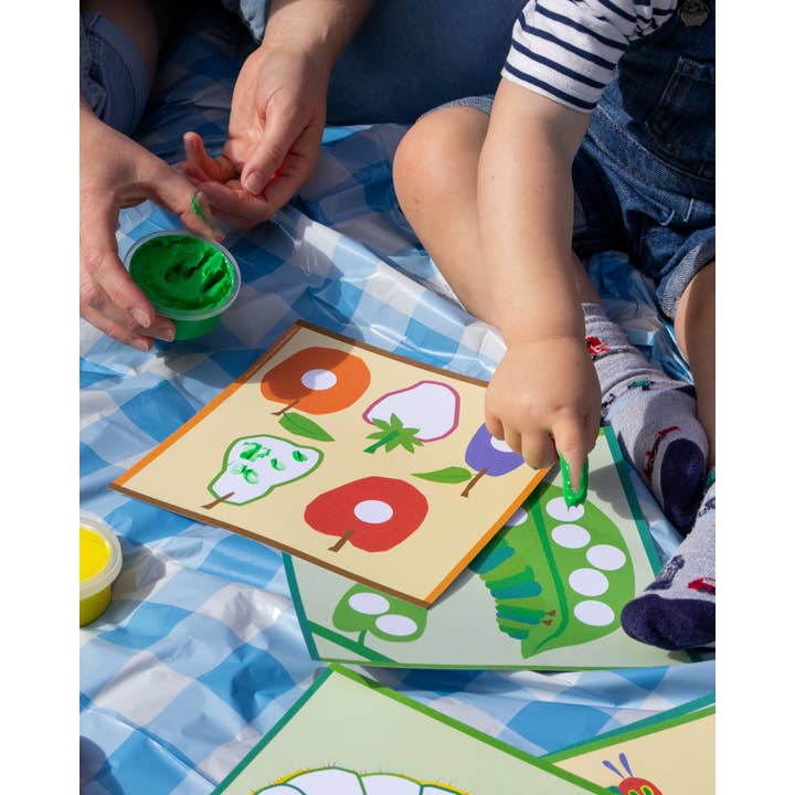 Robert Frederick Ltd - Venta al por mayor Juego de manualidades - Niños y bebés - Mundo de Eric Carle Mi Primer Kit de Arte con Huellas Dactilares – Set de Manualidades para Niños Pequeños con Pinturas y Hojas para Colorear – La Oruga Muy Hambrienta6