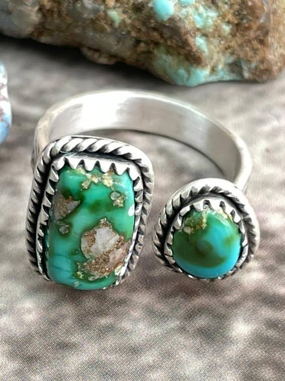 Håndlavet justerbar ring i sterlingsølv med Sonoran Mountain turkis og signeret Nizhoni for engroshandel hos Nizhonitradersllc