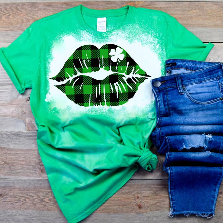 Chemise Clover Leaf Lips pour la Saint-Patrick pour la vente par Londas Trendy Tees