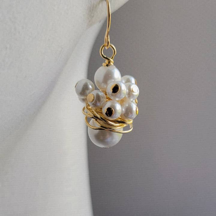 Orecchini "Mulberry" in Oro e Perla/Orecchini d'Ispirazione Vintage per la vendita all'ingrosso da parte di Teahan K Jewelry