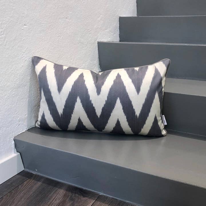 Mila∞Miro by Emelie – wholesale Prydnadskuddfodral – Silke Ikat Kuddfodral Zigzag Grå | Silke Ikat Kudde Zigzag Grå