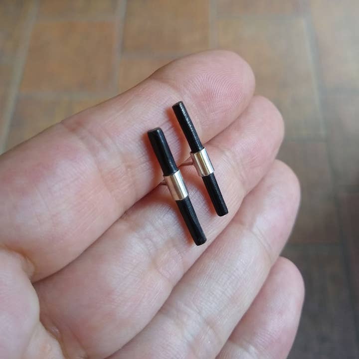 Kreitto jewels – wholesale Stud/post earrings – Black coral stud earrings8