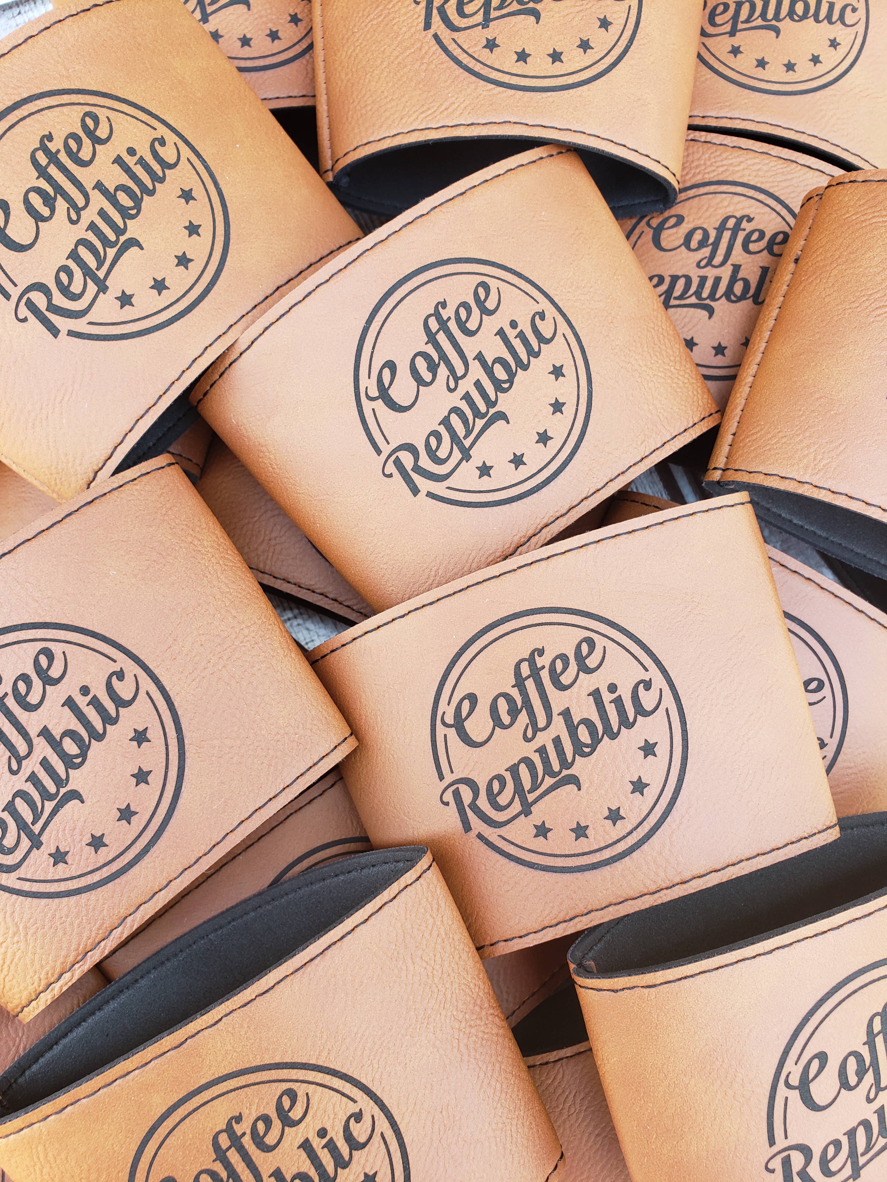 The Rural Home - Venta al por mayor Fundas para recipientes de bebida - Manga de Taza de Cuero Sintético Grabada – Marca de Cafetería Reutilizable10