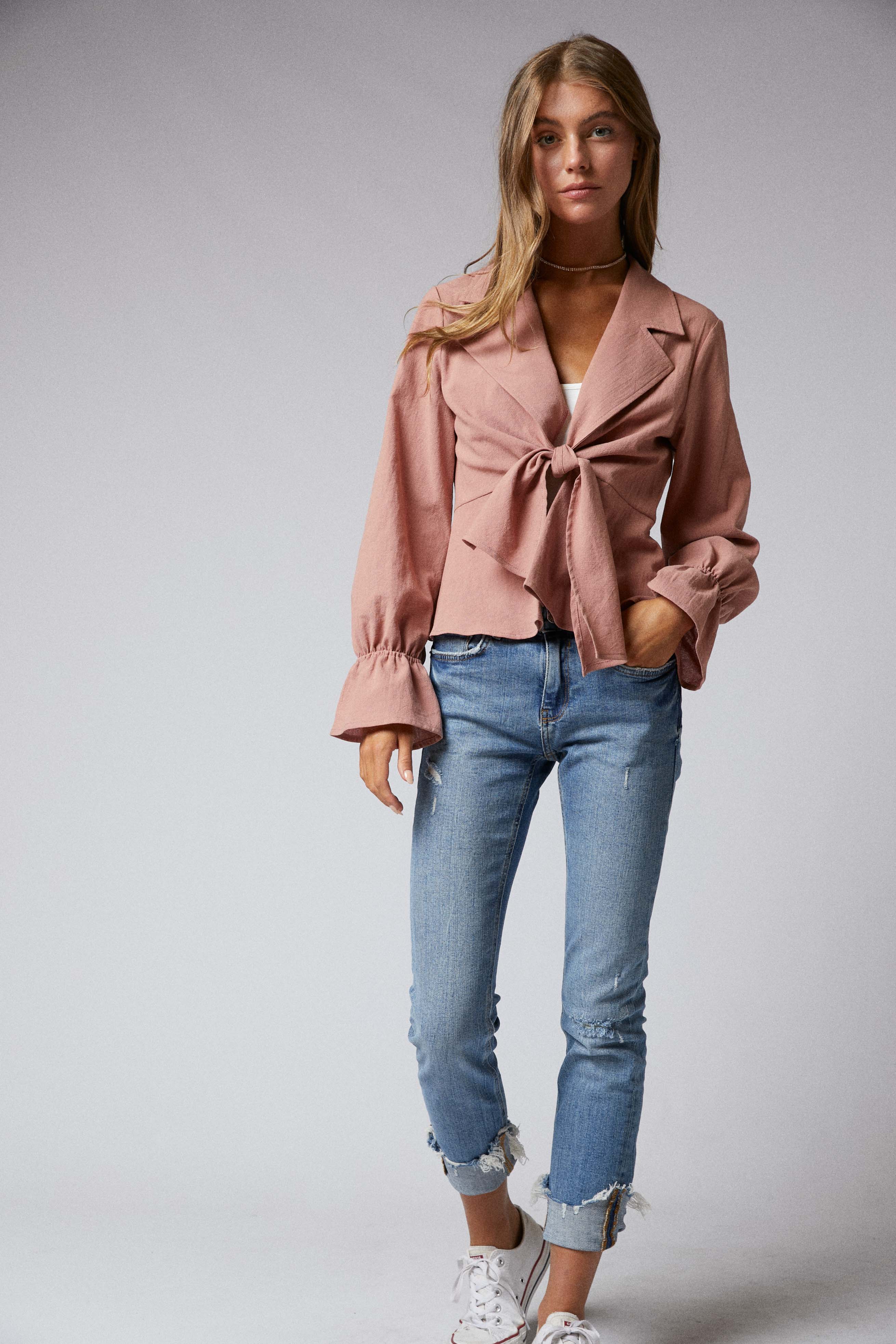 Cerule - Wholesale Jas - Dames - J009-A07 Peplum-jas met ruches en lange mouwen en strikvoorkant4