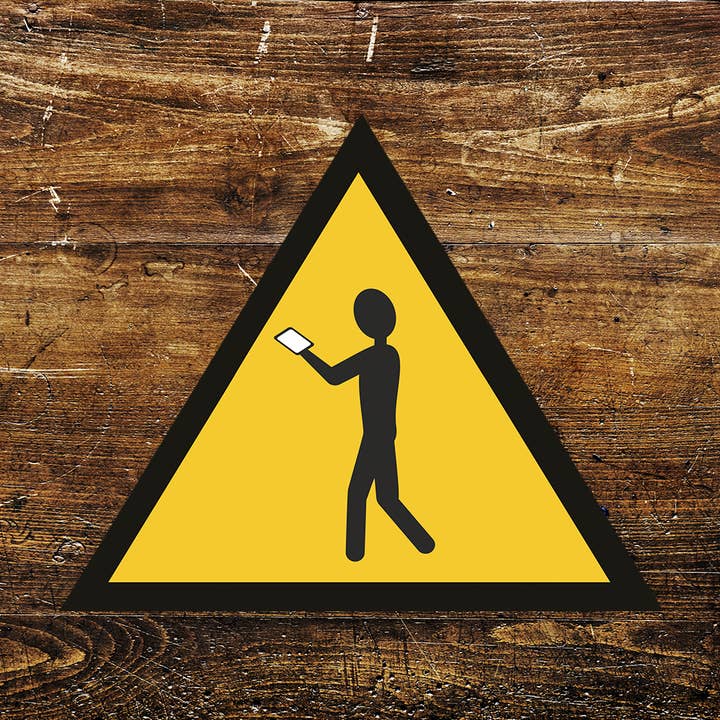 Plaque triangulaire en métal Walking With Phone pour la vente par The British Metal Signs Company