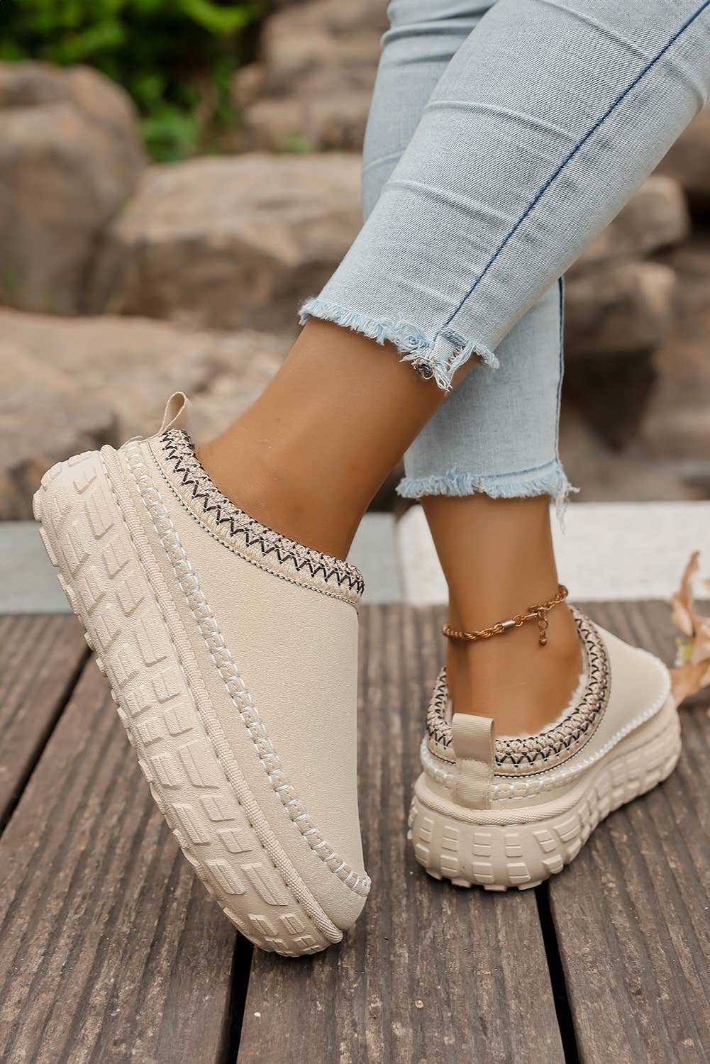 Aapparella - Wholesale Slippers - Women's -  Contrast Stitch Detail Suede PU Plush Slippers | US7-101