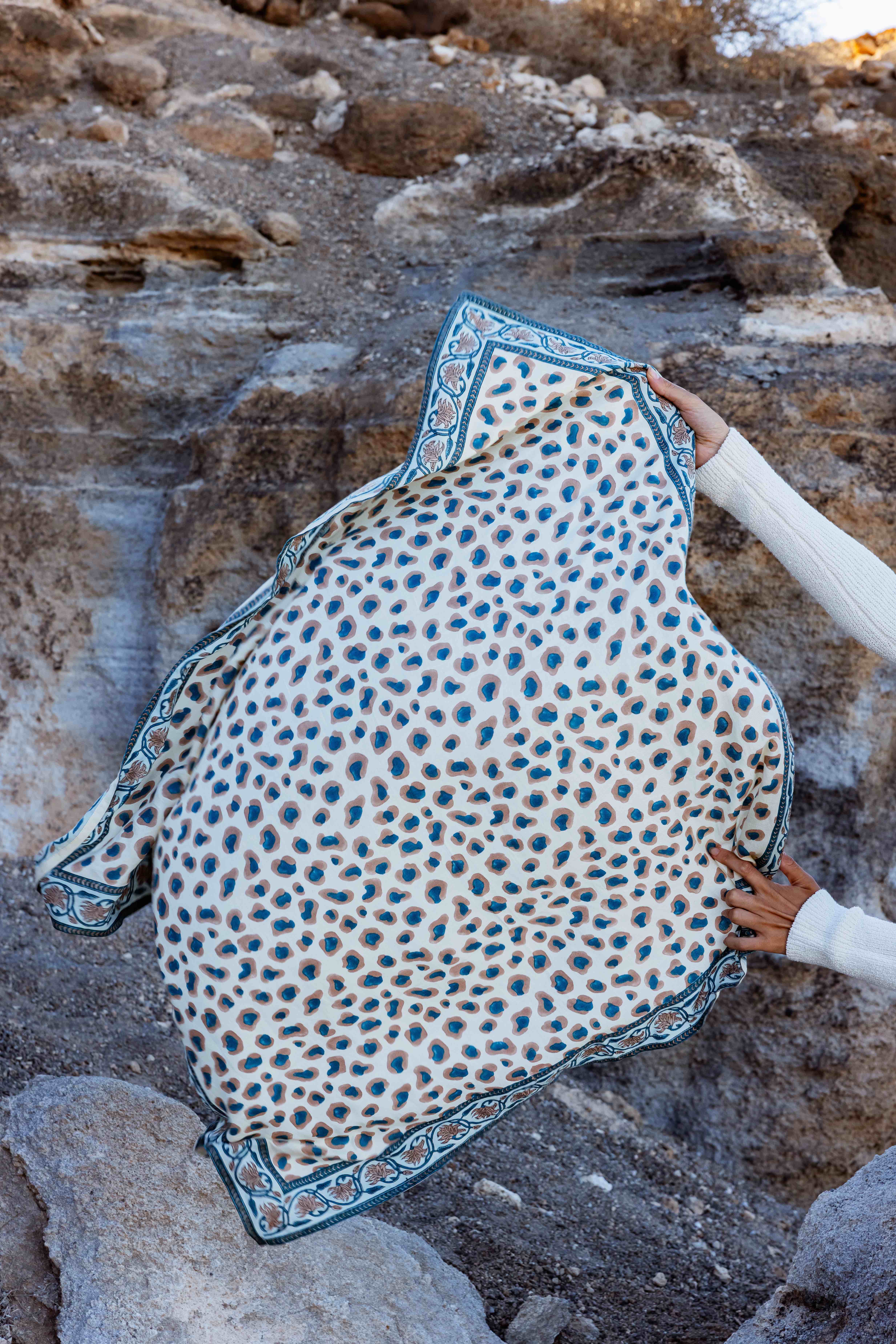 Maradji - Vendita all'ingrosso Sciarpa - Donna - Sciarpa quadrata in lana e seta con fiori balcanici su fondo navy2