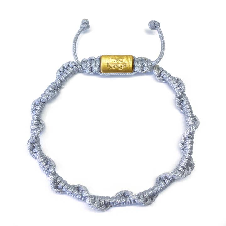 Bracelet Mantra Gris Argenté pour la vente par Luna Ligaya