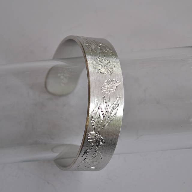 Manchette en étain en forme de fleur du mois d'octobre pour la vente par Nobska Craftsmen