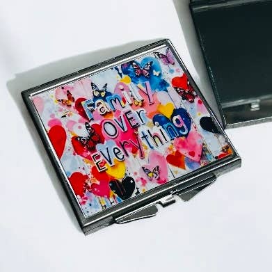 Specchietto Tascabile Arte Famiglia Prima di Tutto per la vendita all'ingrosso da parte di Resinate By KS / by KRISTIN SMITH