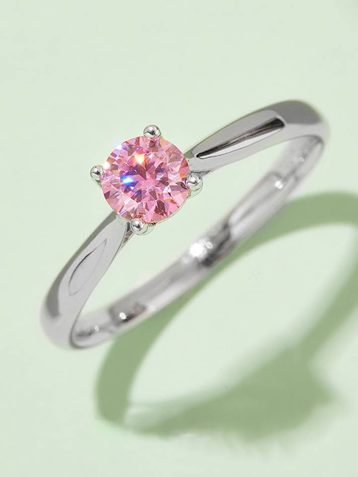 Anillo solitario Moissanite en contraste de platino sobre plata de ley pura (amarillo, rosa o azul) para venta al por mayor de Sparkala