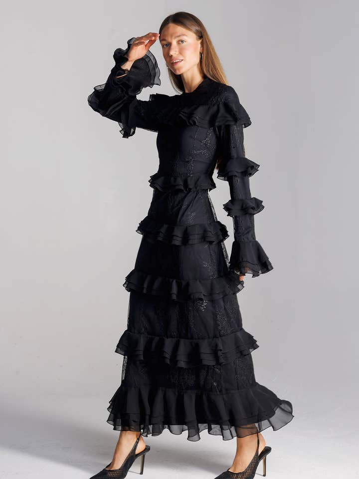 Ruffle Maxi Nero per la vendita all'ingrosso da parte di The Nina Collection