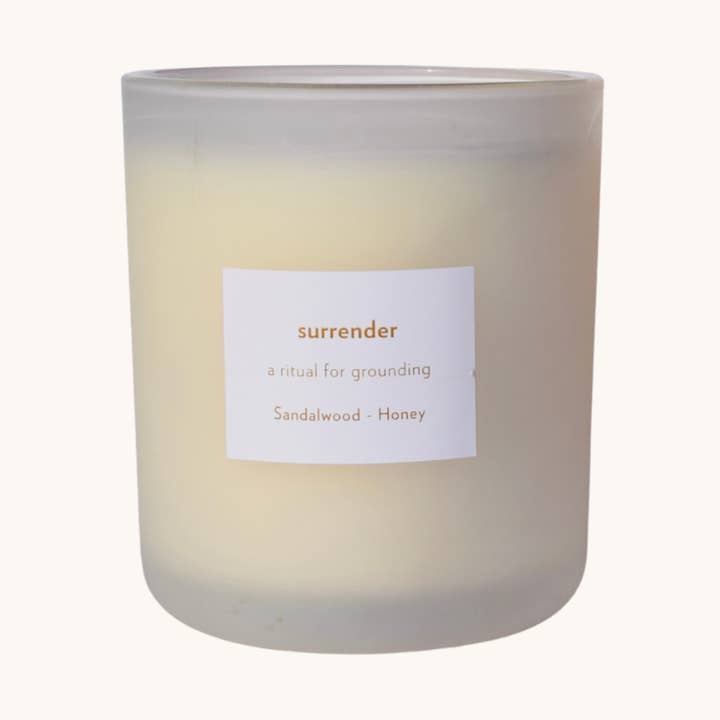 Surrender Sandelholz & Honig Ritualkerze (Limitierte Edition) für den Großhandel von Rosebud Woman