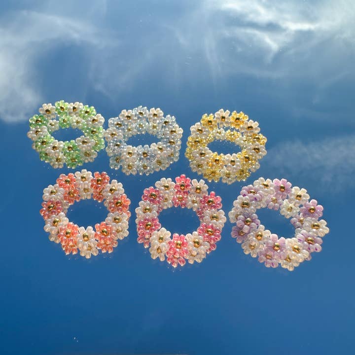 Blomring "Linnea" av färgglada och vita glaspärlor för wholesale av cool people club