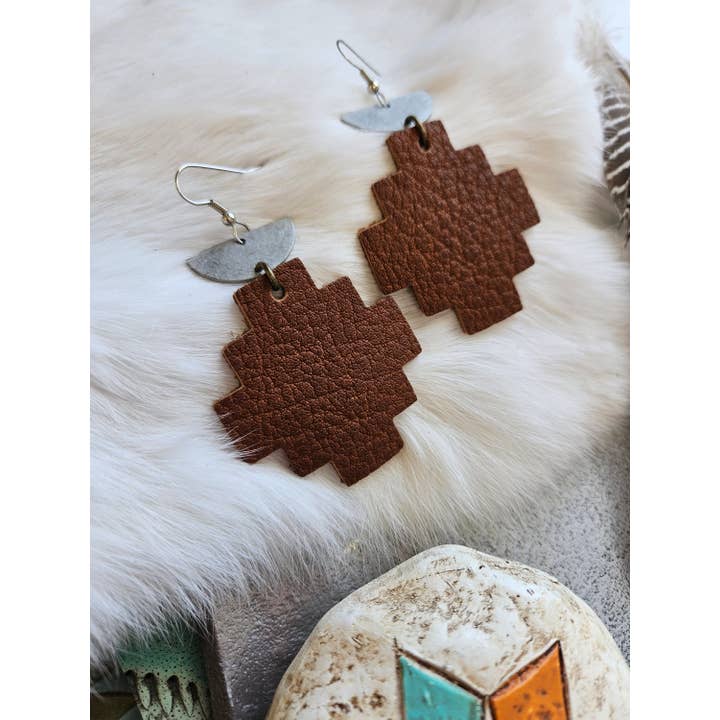Native Leather Co - Vente Boucles d'oreilles pendantes - Boucles d'oreilles en cuir marron inspirées du sud-ouest avec dessus en argent2
