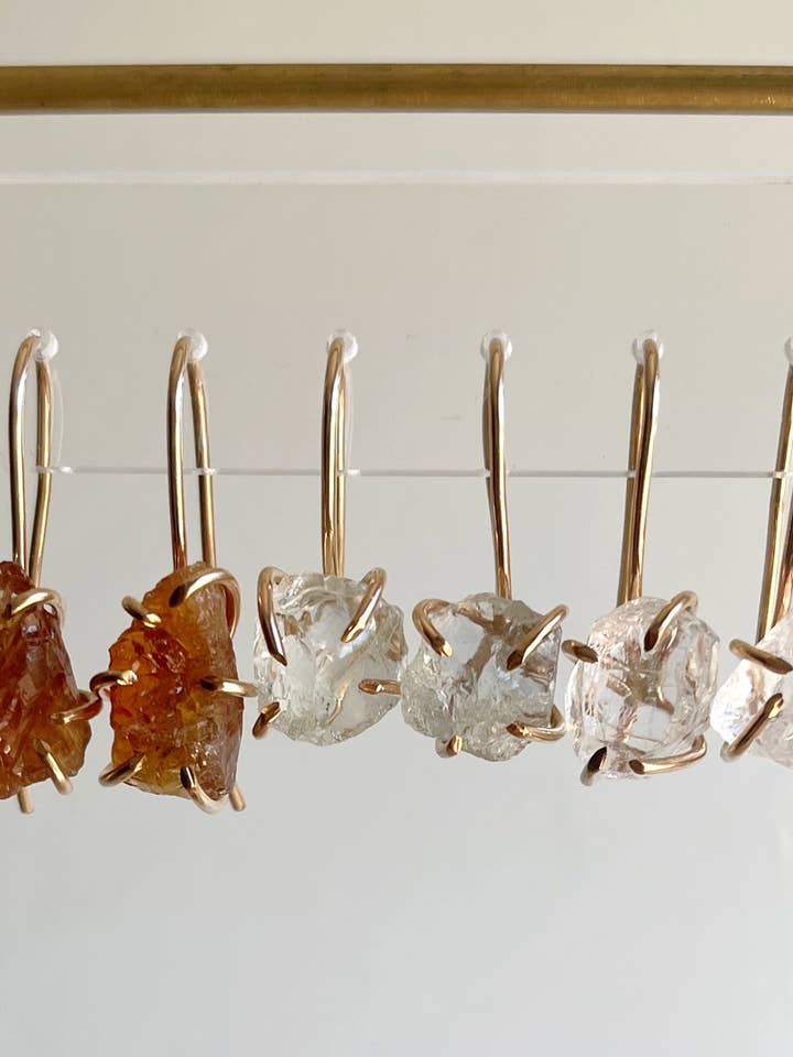 Raw örhängen med ädelsten för wholesale av Helen Ethel Jewelry