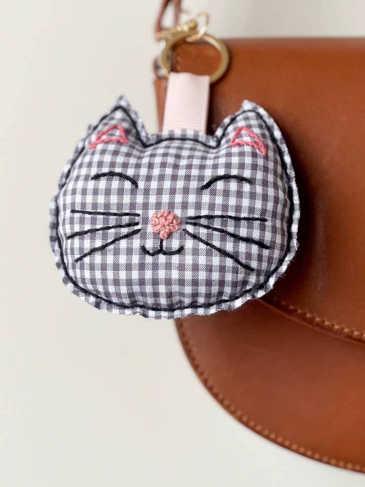 Chaveiro bordado - Gato xadrez preto e branco por atacado de Les Yeux fripons