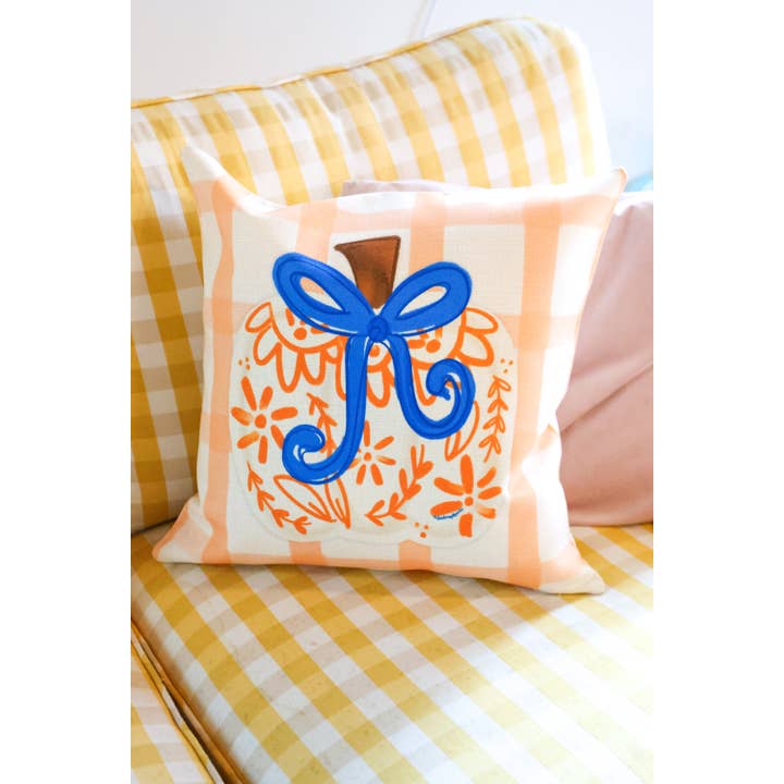 Coussin carré blanc à motif Chinoiserie avec nœud et citrouille pour la vente par Doodles By Rebekah