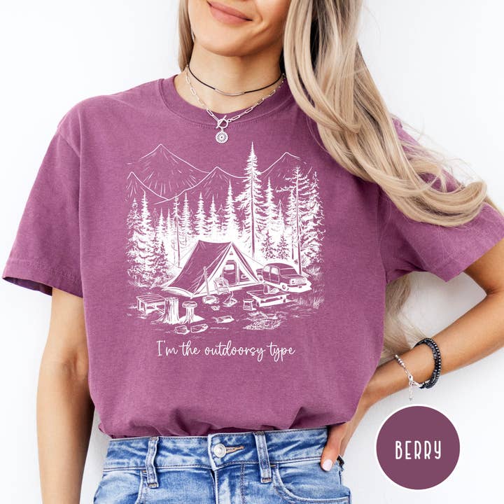 Jeg er den udendørs type campingelsker komfortfarver® tee for engroshandel hos CindyL Boutique