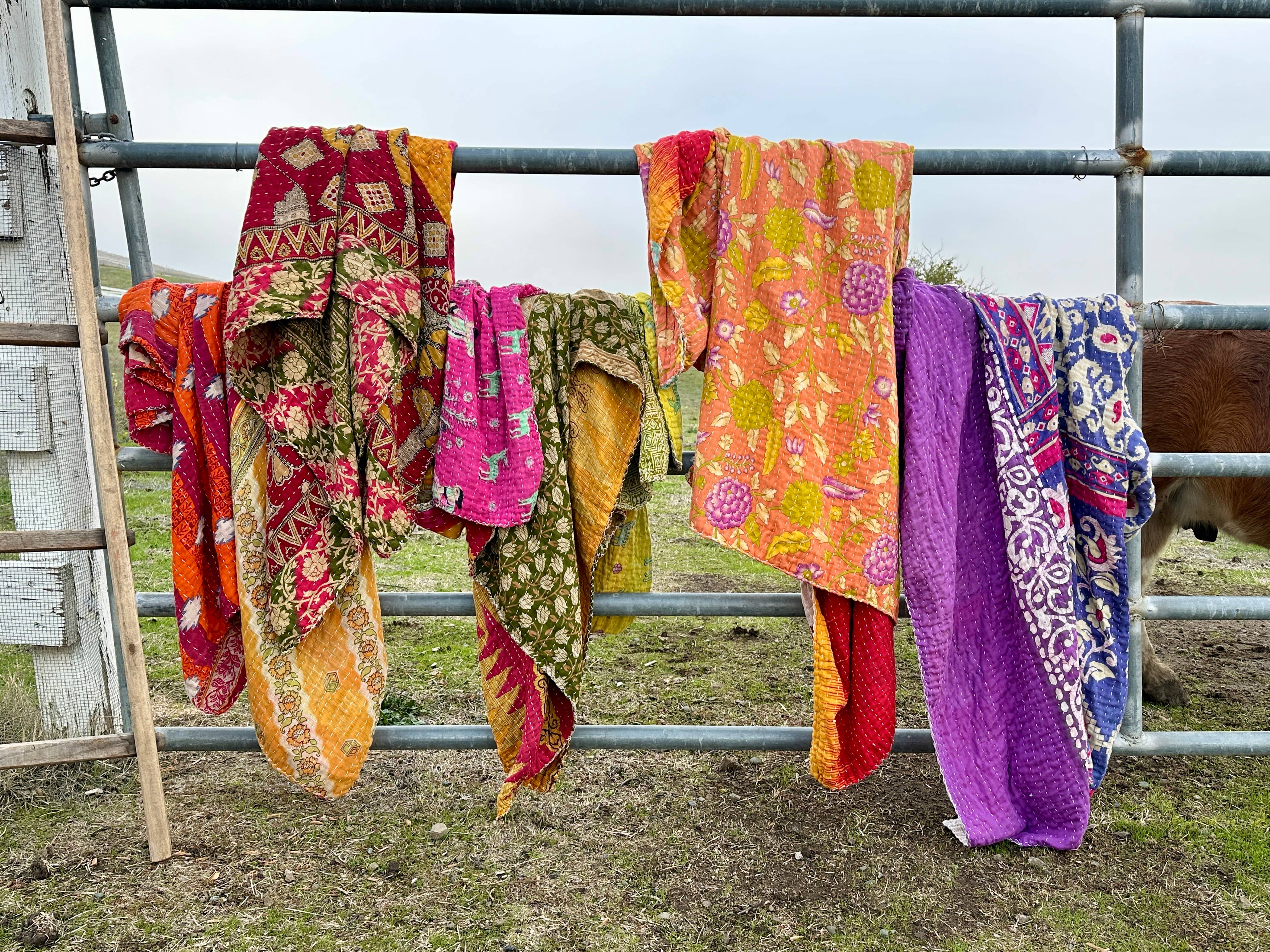 PiPPY | Kantha Clothing – Manta para sofá por atacado – Mantas de Retalhos Kantha, Cobertores Boho, Decoração de Casa Cottagecore1