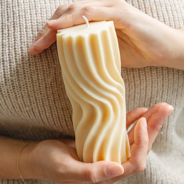 Roxy Vågig Pelarljus Stor för wholesale av Iconic Candles