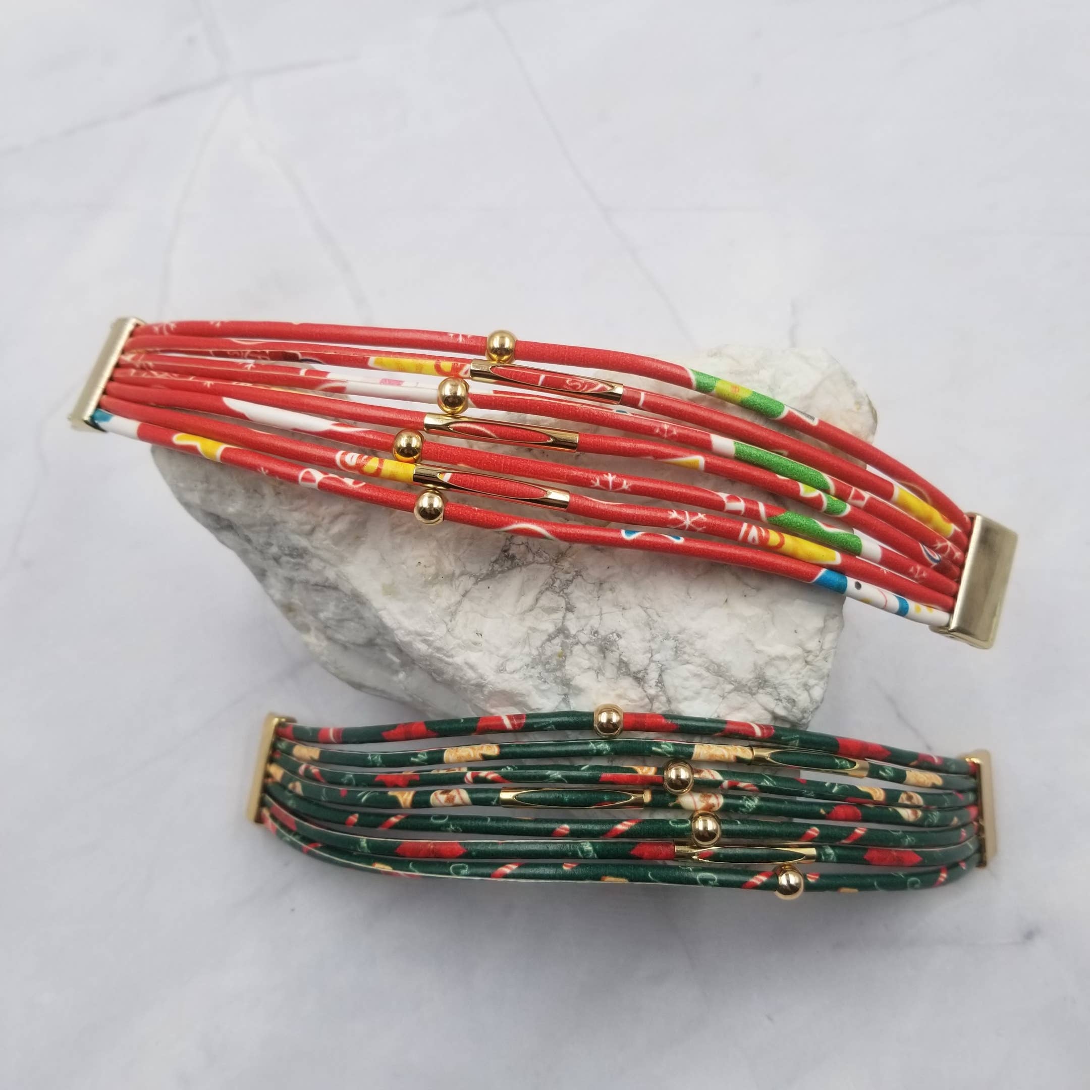 The Pretty Jewellery – Großhandel Armreif – Weihnachts-Magnetarmband aus lackiertem Leder2