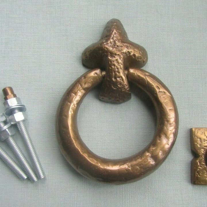 Heurtoir de porte annulaire en bronze antique pour la vente par IronmongeryWorld