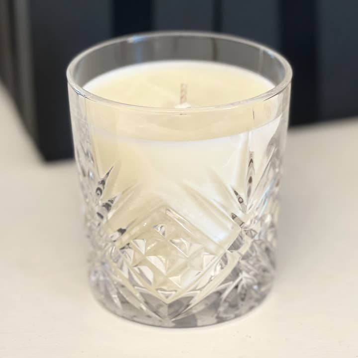 Bougie parfumée en verre à whisky dans une boîte cadeau avec ruban pour la vente par Calon Home