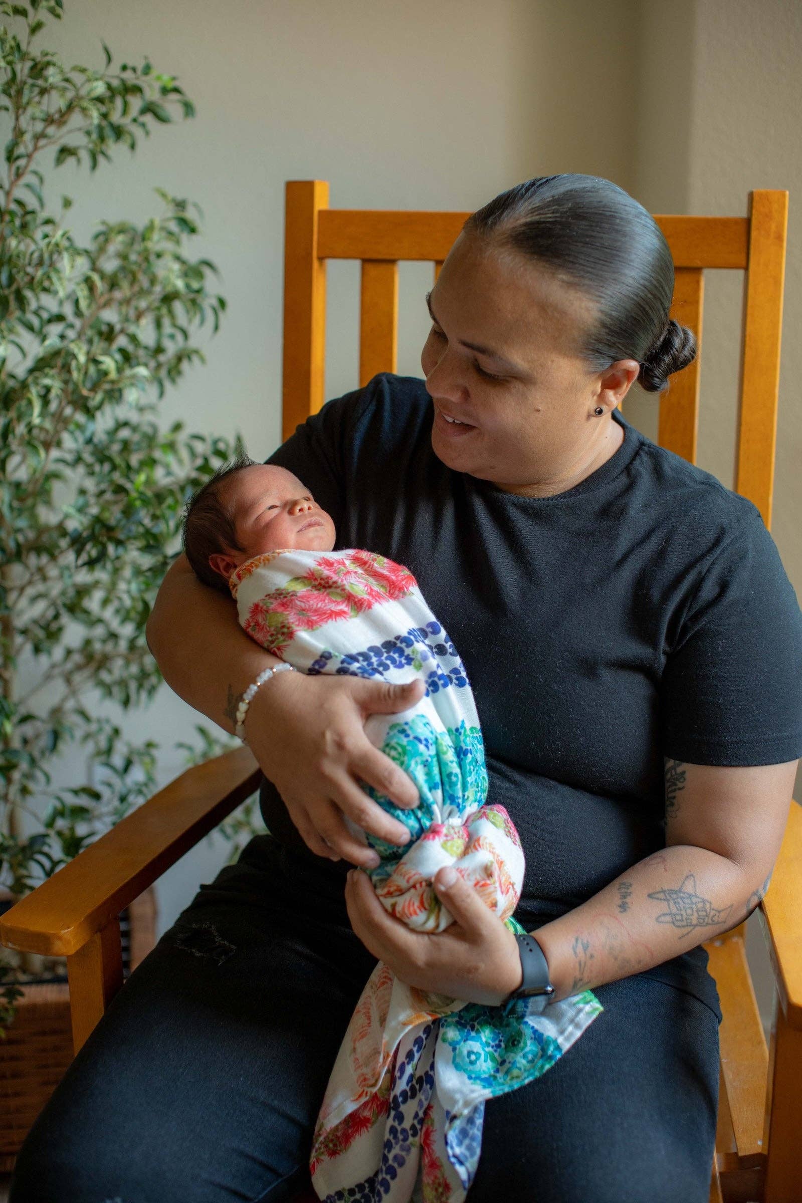 The Keiki Dept – wholesale Swaddle – Baby – Lei Anuenue Bamboo Muslin Kapa Moe (Swaddle Blanket)4