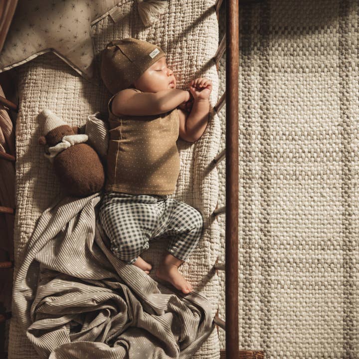 La barboteuse imprimée à boutons-pression - Golden Dot pour la vente par Lovely Littles